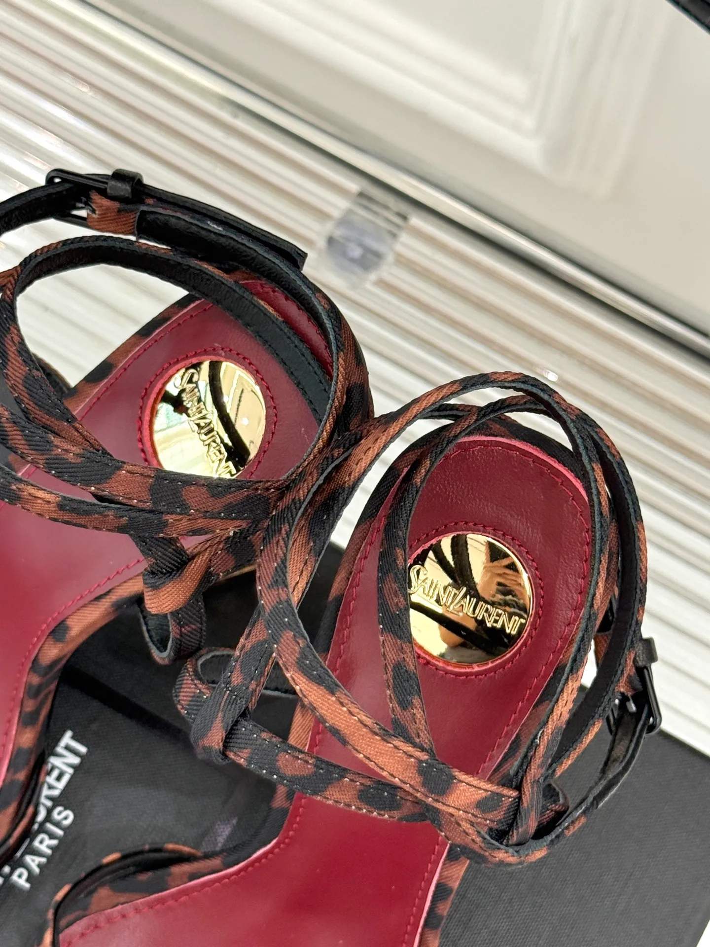 👟👟Ex-factory price 600👟👟 Saint Lauren*YSL Saint Laurent classic spring and summer letter heel cross-strap high-heeled sandals. High-heeled shoes that are suitable for both men and women. I love them. They are indeed the brand that understands women best. They are sold out as soon as they are new‼ ️ Especially the side lines are designed to be smooth, natural and slimming, making the whole pair of shoes layered and feminine. No matter what your usual style is, you must try it! The upper is made of imported cow patent leather, the lining is mixed sheepskin, and the Italian genuine leather outsole Heel height: 10.5cm Size: 35-39 (34/40/41 customized)